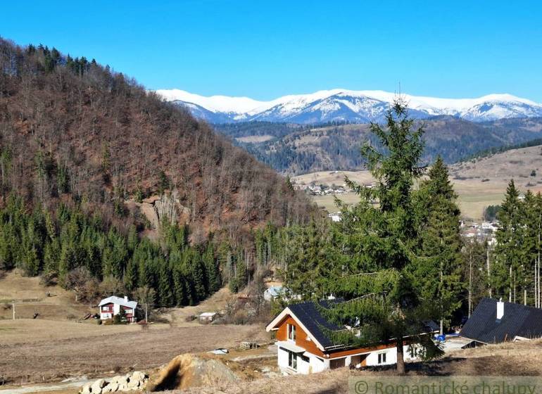 Verschneite Berge und Hütten, umgeben von Wäldern und landwirtschaftlichen Flächen bei Hronec.