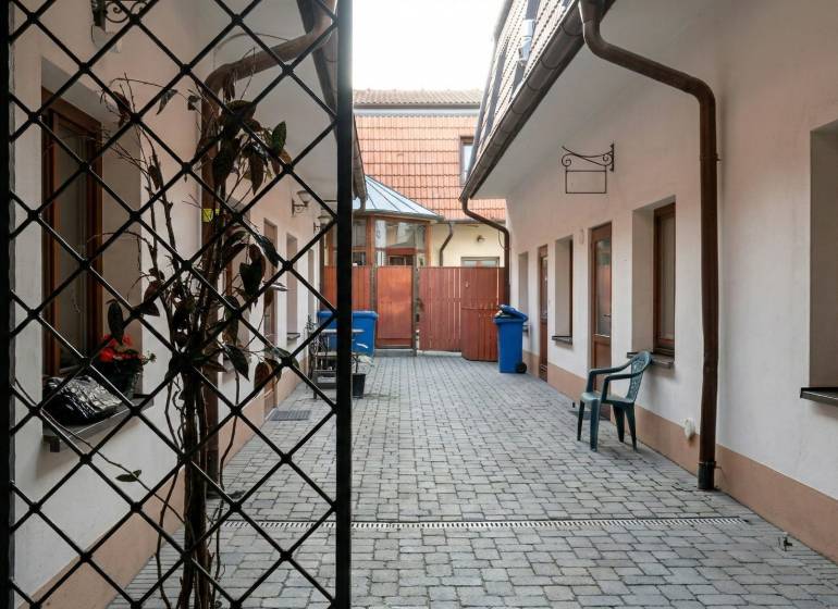 Hofraum mit Pflastersteinen in der Pekárska-Straße in Trnava, geeignet für Einzimmerwohnungen.