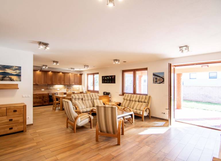 Wohnzimmer mit Essbereich und Küche, Holzboden, Einfamilienhaus.