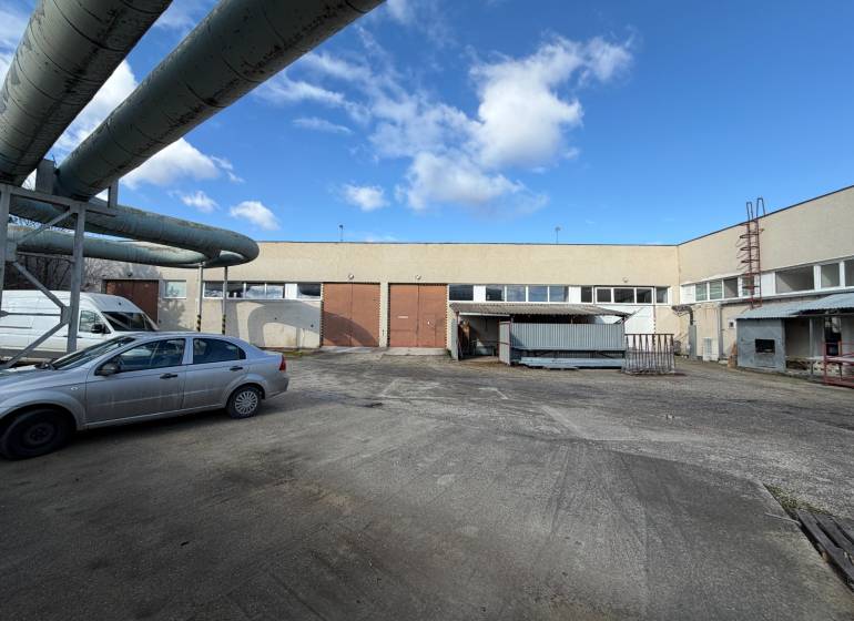 Lager und Hallen in Nové Zámky in der Straße Nové Zámky mit Industriekomplex und Autos.