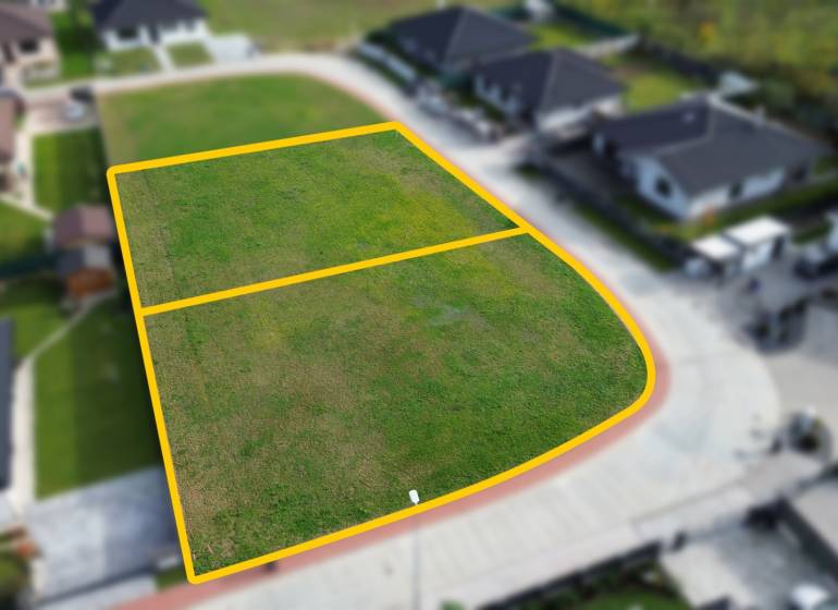 Grundstücke in Kočovce, geeignet zum Wohnen, umgeben von Einfamilienhäusern in ruhiger Lage.