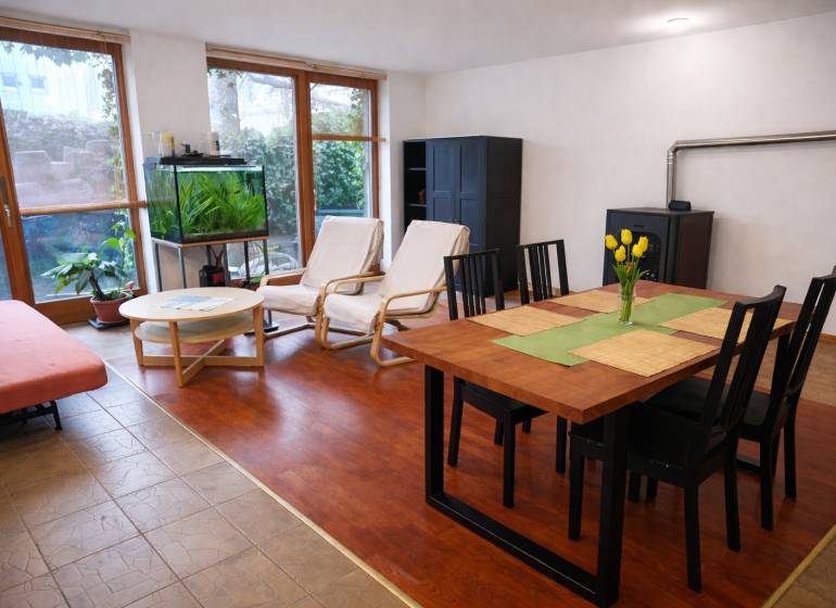 Wohnzimmer in einer 3-Zimmer-Wohnung mit Holzboden, Esstisch und Aquarium.