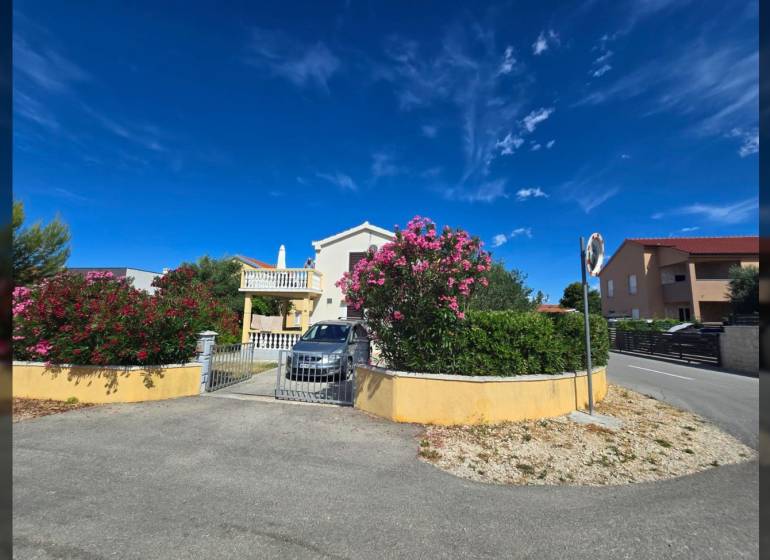 Zweistöckiges Gebäude mit Garten in der Straße Mulo in Vrsi, Besondere Immobilien.