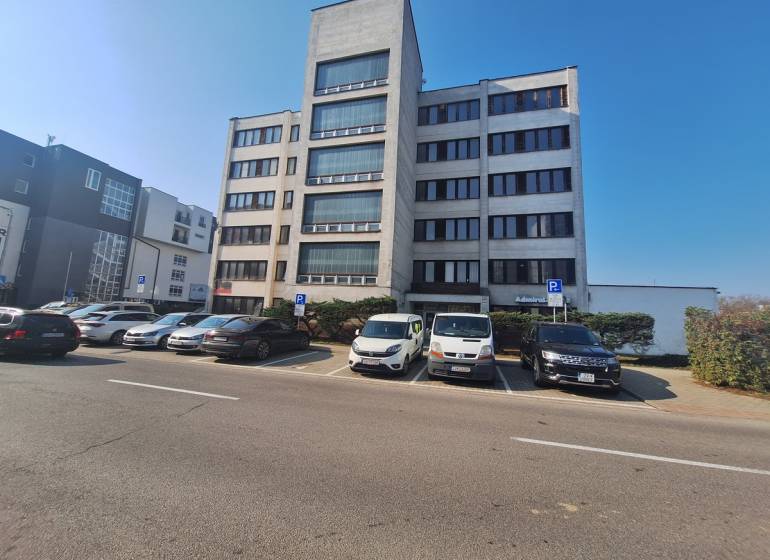 Bürogebäude in der Tulská-Straße in der Stadt Zvolen, mit Parkplatz und geparkten Autos.