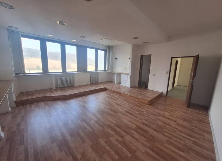 Innenraum Geschäftsräume mit großen Fenstern, Boden mit Holzdekor, leerer Raum.