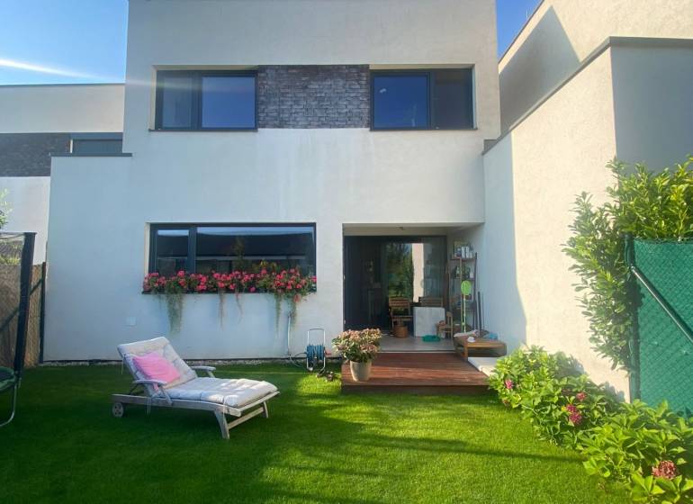 Das Einfamilienhaus in der Radová-Straße in Nová Dedinka hat einen gepflegten Garten mit einer Liege.