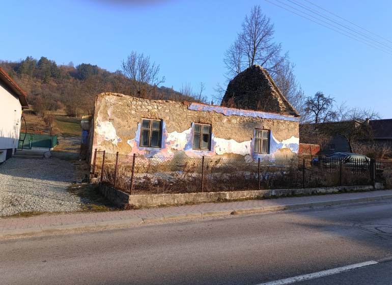 Verlassenes Gebäude auf einem Grundstück in Sklabina, geeignet zum Wohnen.