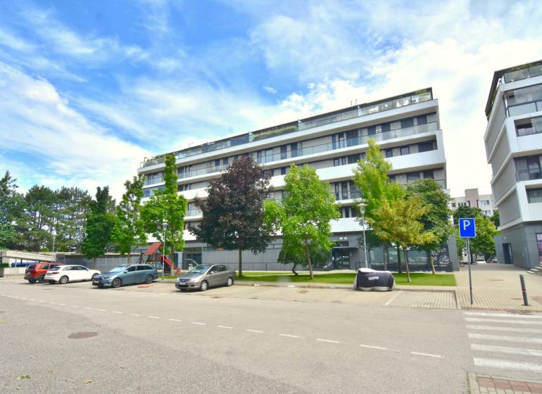 Wohnkomplex mit Grünflächen in der Straße Pri vinohradoch in Bratislava - Rača.