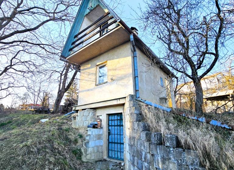 Das Haus in der Palmová-Straße in Košice - Stadtteil Sever, steht am Hang.