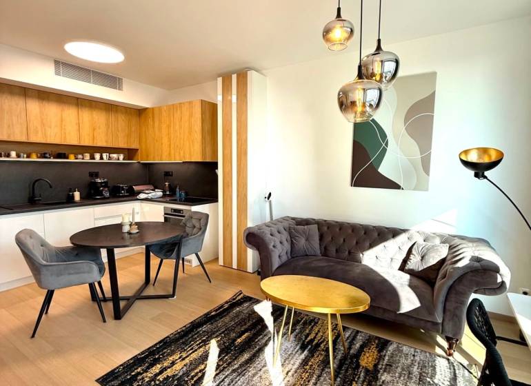 Wohnzimmer in einer 2-Zimmer-Wohnung mit Holzboden und modernen Möbeln.