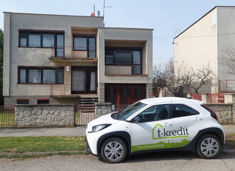Ein Einfamilienhaus in Zlaté Moravce mit einem vor dem Haus geparkten Auto des Immobilienbüros.