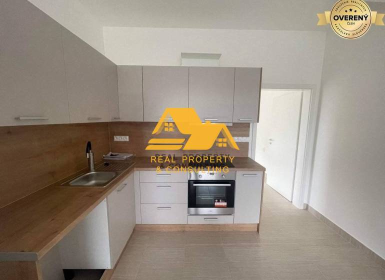 Küche in einer 3-Zimmer-Wohnung mit Holzdekor-Arbeitsplatte und weißen Schränken.