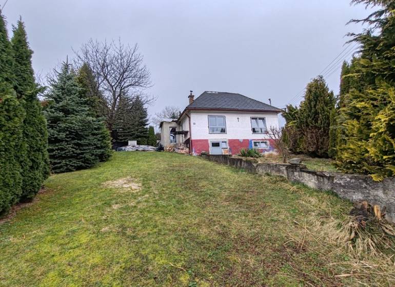 Das Einfamilienhaus in der Hauptstraße in Piskorovce, umgeben von Bäumen und einem begrünten Hof.