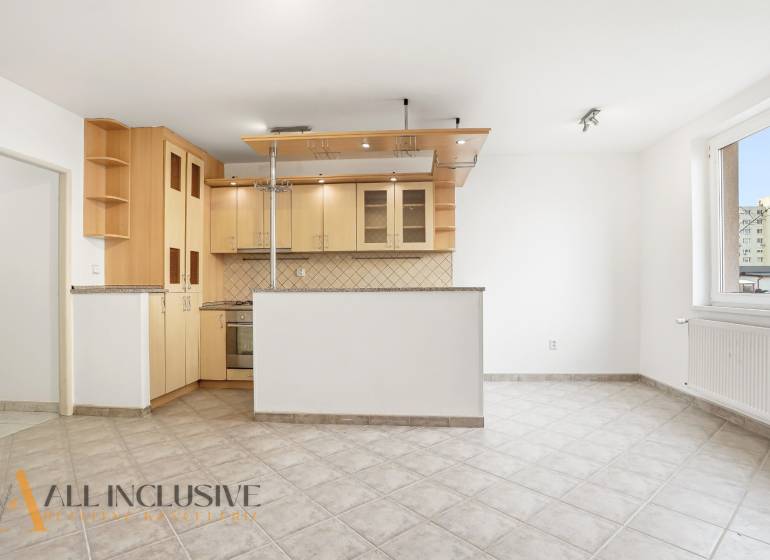 Küche mit Eckküche in einer 2-Zimmer-Wohnung, Boden mit Fliesen, weiße Wände.