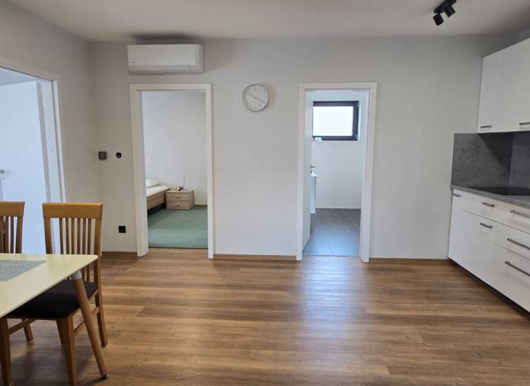 Küche in einer 3-Zimmer-Wohnung mit Holzboden und Esstisch.