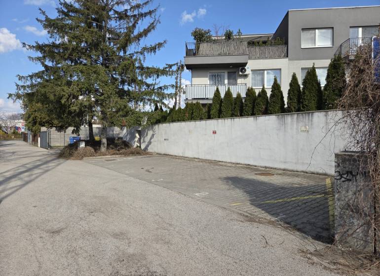 Garagen in der Vavrínova-Straße in Bratislava - Ružinov mit umliegendem Grün und Häusern.