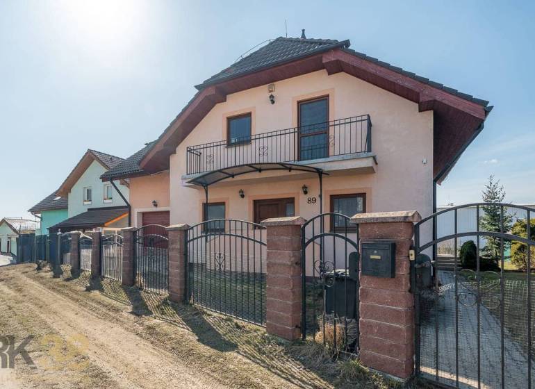 Aussicht auf ein Einfamilienhaus in Poprad mit erhöhter Anordnung und lackiertem Perimeterzaun.