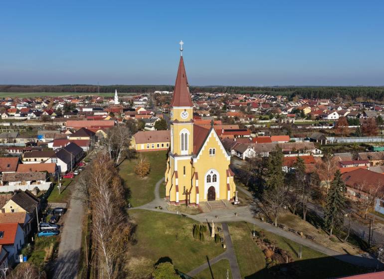Eine Kirche, umgeben von Häusern im ländlichen Teil von Studienka, ideal für Grundstücke - Wohnen.