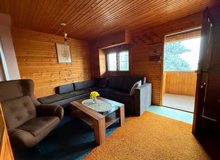 Interieur der Hütte mit Sitzgelegenheiten und Holzverkleidung.