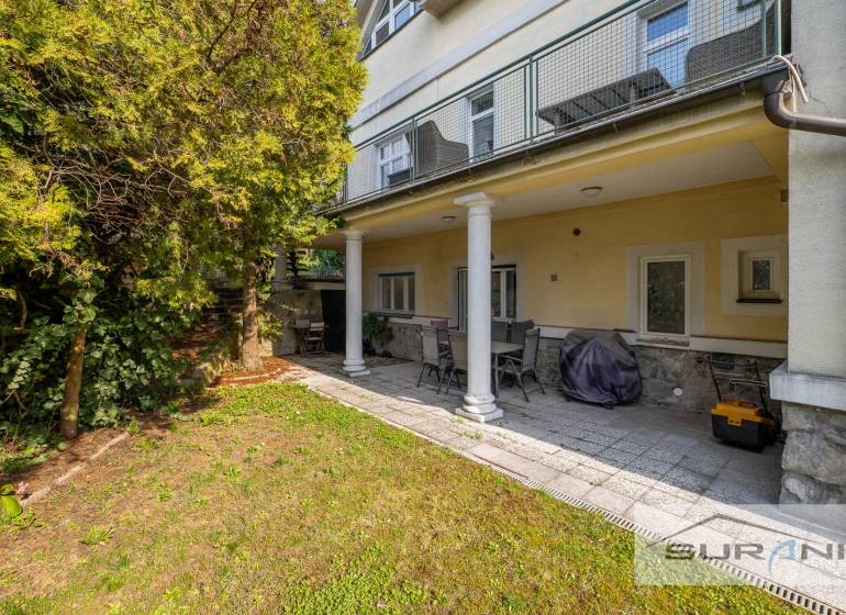 Garten mit Sitzbereich bei einer 4-Zimmer-Wohnung in der Krčméryho-Straße, Bratislava - Altstadt.