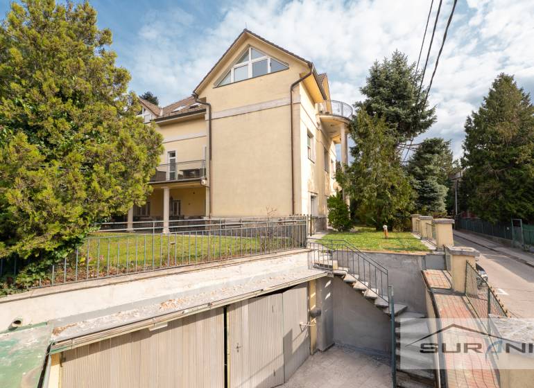 Gelbes Haus mit Garten und Garage in der Krčméryho-Straße in Bratislava - Altstadt.