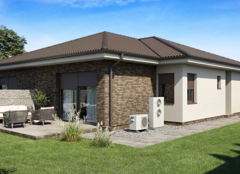 Ein Einfamilienhaus in der Gemeinde Veľké Dvorníky mit Terrasse, grünem Rasen und Außenwand-Elementen.