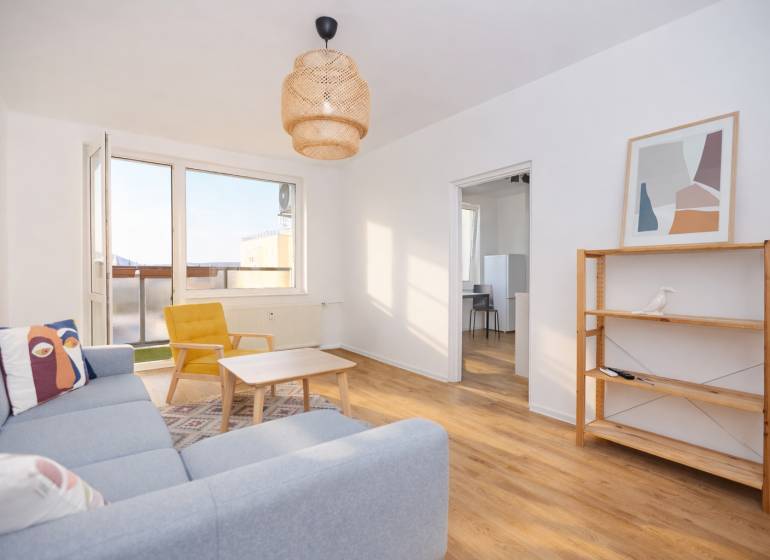 Helles Wohnzimmer in einer 3-Zimmer-Wohnung mit Holzboden und Designelementen.