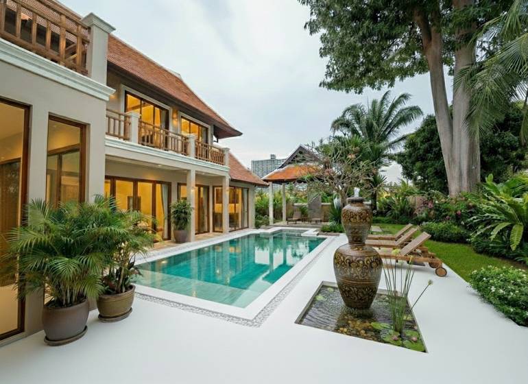 Villa in Pattaya mit Pool, exotischem Garten und geräumiger Terrasse zur Entspannung.