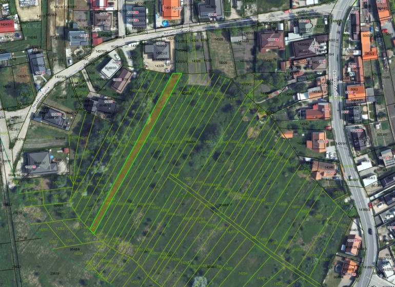 Luftaufnahme von Wohnbaugrundstücken in Zohor mit Parzellennummern.