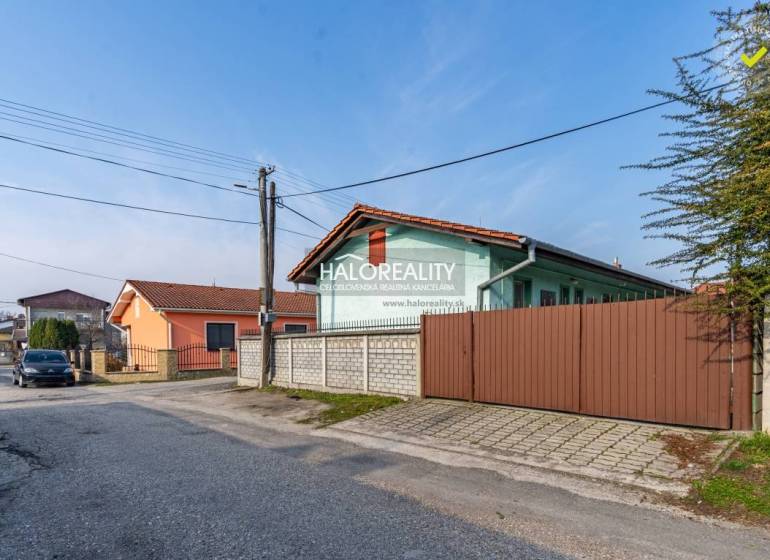 Straße mit Einfamilienhäusern und einem Auto in Veľký Meder, Hotels und Pensionen in der Umgebung.