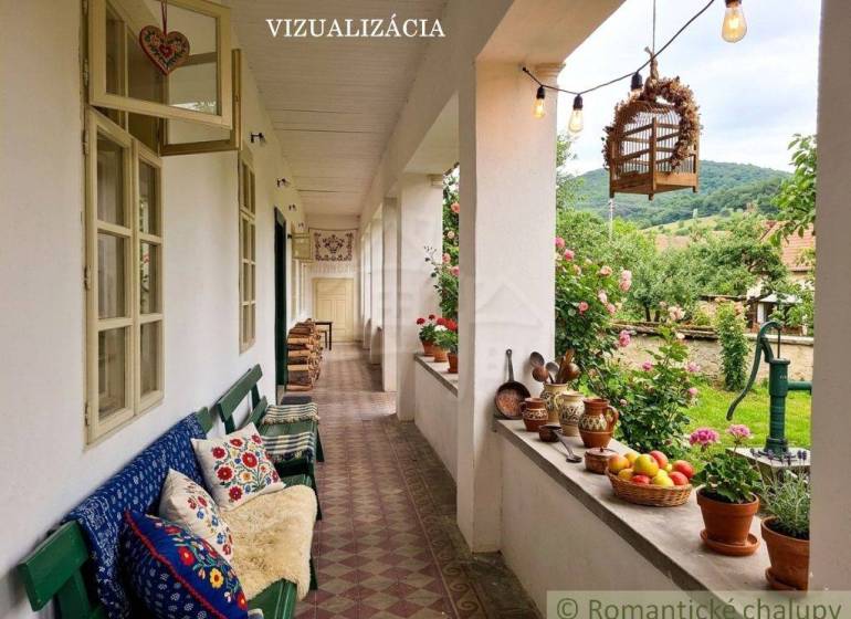 Die Veranda des Einfamilienhauses in Dobroč mit Dekorationen, Kissen und Blick auf den Garten.