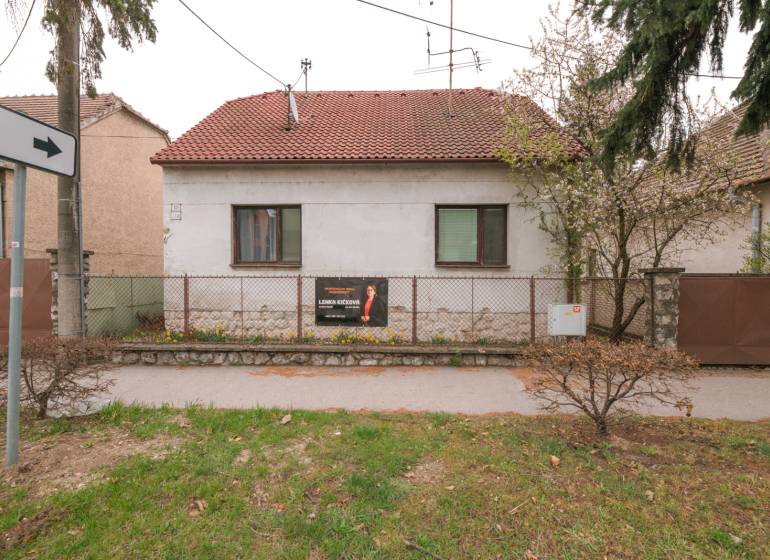 Einfamilienhaus in der Zelenečská-Straße in Trnava mit rotem Ziegeldach.