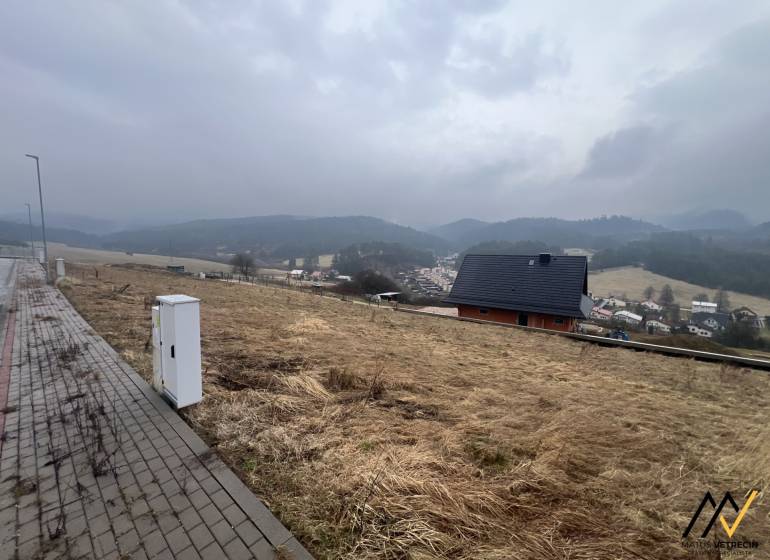 Grundstücke - Wohnen in Stará Ľubovňa mit Blick auf die Hügel und Hausdächer.