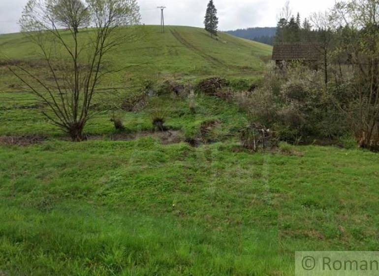 Blick auf grüne Wiesen und Hügel in der Stadt Havka, Gebiet Grundstücke - Wohnen.