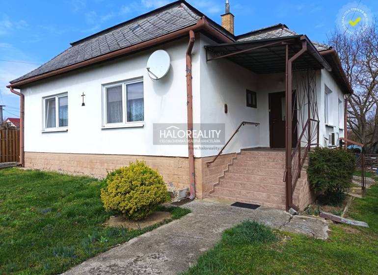 Einfamilienhaus in Hráň mit weißer Fassade, Treppe und Garten.