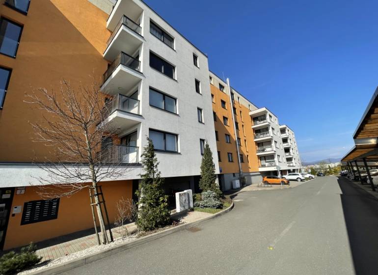 Wohnhaus in der Borievkova-Straße in Košice, Stadtteil Vyšné Opátske, mit Parkmöglichkeiten.