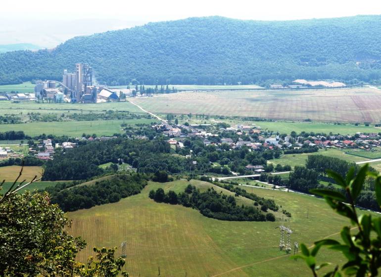 Ein Blick auf die landwirtschaftlichen und forstwirtschaftlichen Flächen in Dvorníky-Včeláre mit einem Industriegebiet.