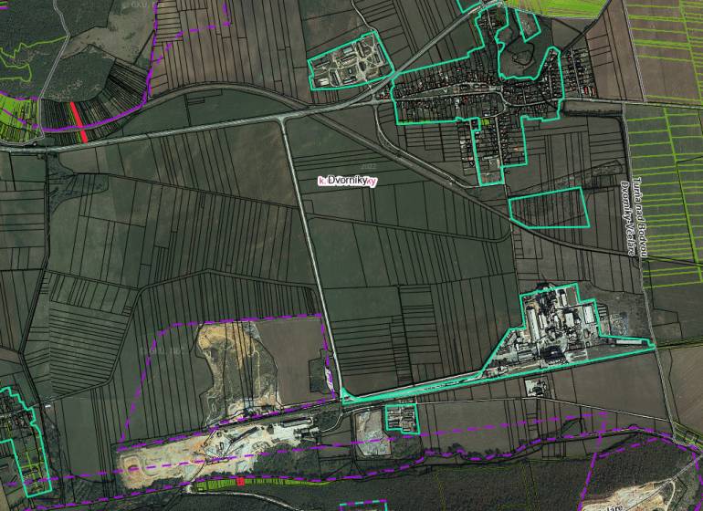 Luftaufnahme der Umgebung von Dvorníky-Včeláre mit Ackerland und grünen Gartenfeldern.