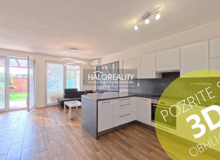 Küche und Wohnzimmer in einer 2-Zimmer-Wohnung mit Holzboden, Zugang zur Terrasse.