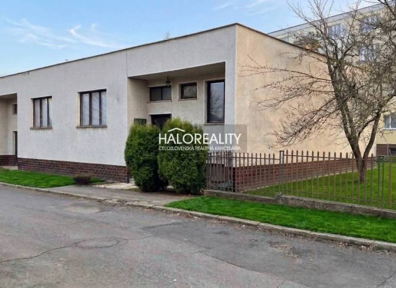 Ein Einfamilienhaus in Poltár mit Vorgarten, Umzäunung und gepflegtem Rasen in einer ruhigen Straße.