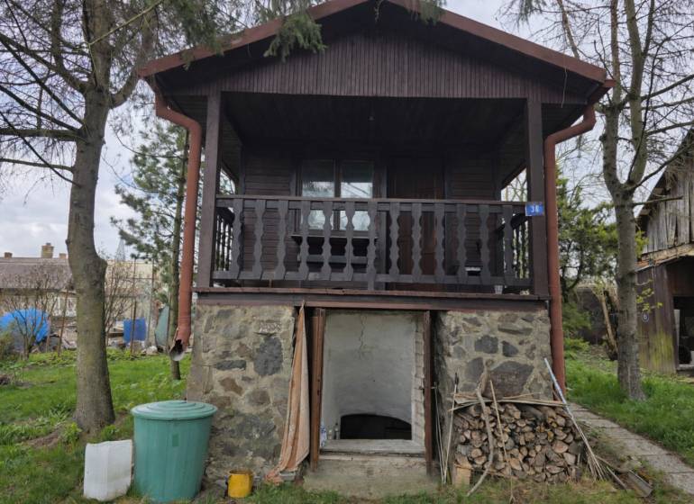 Holzhütte in Bohdanovce mit Keller und Gartenumgebung.