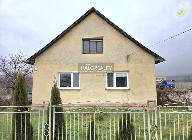 Ein Einfamilienhaus in Čereňany mit einer einfachen Fassade und einem Vorgarten hinter dem Zaun.