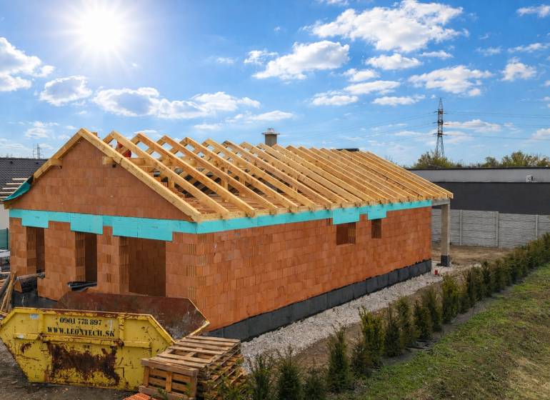 Ein im Bau befindliches Einfamilienhaus in der Karasova-Straße in Senec mit sichtbarer Dachkonstruktion.