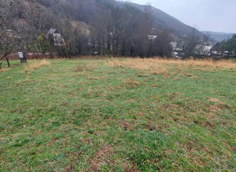 Grünflächen für Erholung in Púchov mit Blick auf die umliegende Natur und Dorfhäuser.