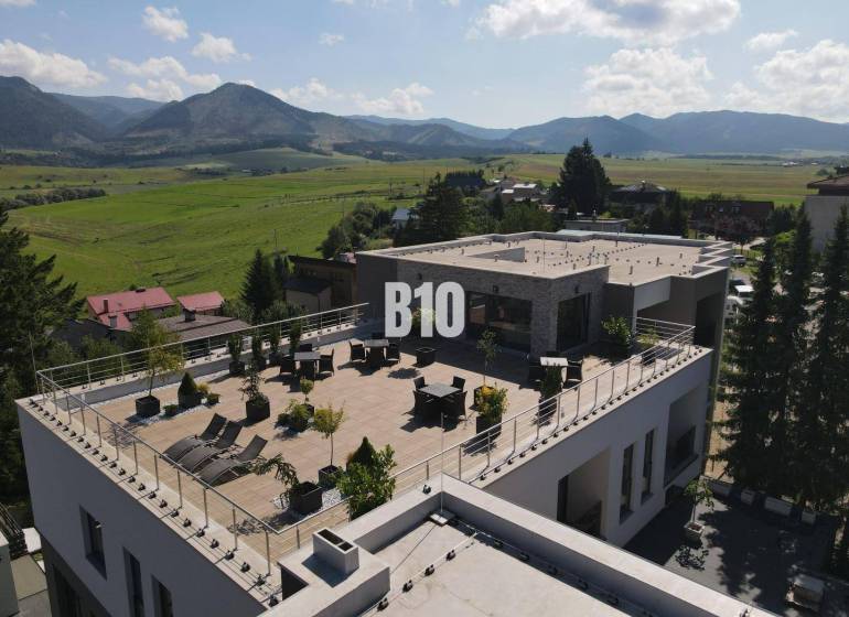 Rajecké Teplice, M. R. Štefánika: Ein Gebäude mit einer geräumigen Terrasse und Blick auf die Berge.