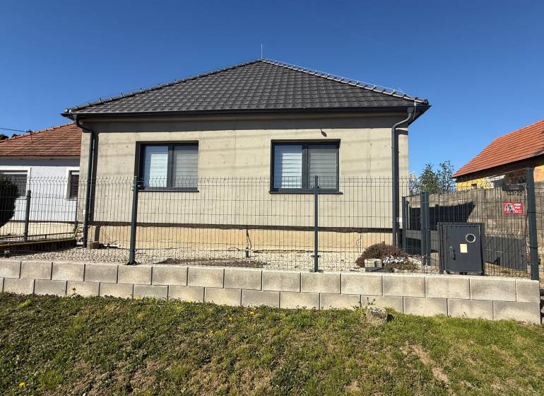 Ein Einfamilienhaus in Zlaté Moravce mit einem Walmdach und einer schlichten Fassade.