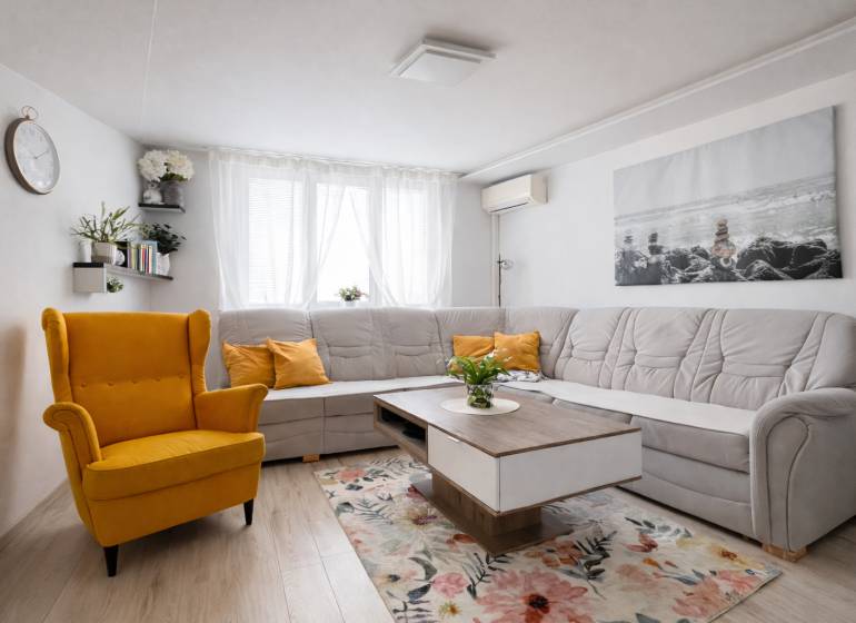 Obývačka s moderným nábytkom a dekoráciami.png