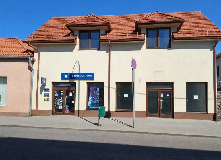 Geschäftsräume in der Obchodná-Straße in Krupina mit schrägem Dach und Schaufenstern.
