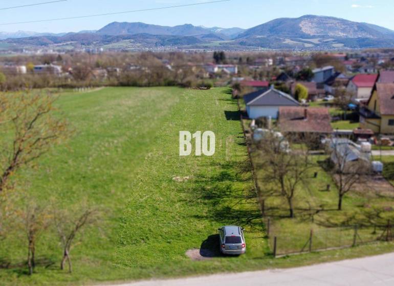 Landwirtschaftliche und forstwirtschaftliche Grundstücke in Lednické Rovne mit Blick auf die Berge und die umliegende Natur.
