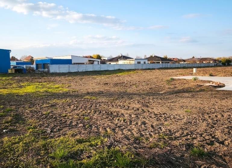 Gewerbegrundstücke in Kráľová nad Váhom mit weitläufigem offenen Gelände und eingezäunten Gebäuden.